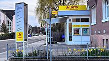 Im Sommer 2023 hat der heute 24-Jährige den Kiosk in der Konstanzer Straße überfallen. Dabei führte er ein Messer mit und erbeutete rund ...