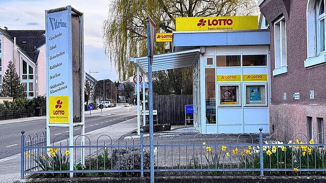 Im Sommer 2023 hat der heute 24-Jährige den Kiosk in der Konstanzer Straße überfallen. Dabei führte er ein Messer mit und erbeutete rund ...