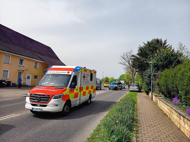Auch das DRK war im Einsatz vor Ort. Der 72-jährige Unfallfahrer wurde leicht verletzt und per Rettungswagen vorsorglich in eine Klinik ...
