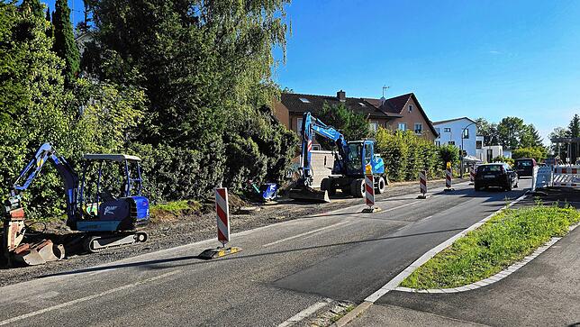 Derzeit werden die Bushaltestellen wie hier an der Meersburger Straße in Unteruhldingen für eine barrierefreie Nutzbarkeit umgebaut, was ...