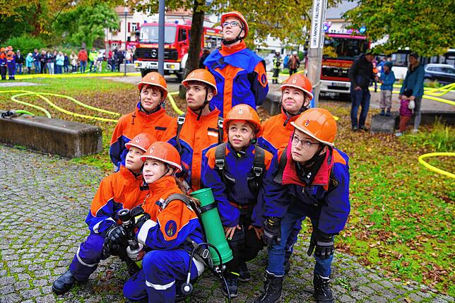 Reale Übung an einem fiktiven Brand der St. Gallus Kirche in Möggingen. Kinder und Jugendliche sind mit Strahlrohren und ...