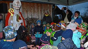 Beim 30. Nikolausmarkt in Erdmannsweiler herrscht am Nachmittag beim Besuch von Nikolaus und Knecht Ruprecht Gedränge. Die Kinder werden ...