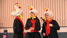 Das Damenchörle mit den Hühnern Gabriele Heimann, Ulrike Heitzmann und Ute Auer.