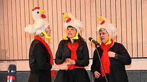 Das Damenchörle mit den Hühnern Gabriele Heimann, Ulrike Heitzmann und Ute Auer.