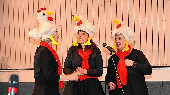 Das Damenchörle mit den Hühnern Gabriele Heimann, Ulrike Heitzmann und Ute Auer.