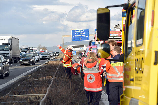 Rettungskräfte sichern eine Unfallstelle auf der Autobahn A5 – bei einem schweren Verkehrsunfall kamen hier 2018 mindestens vier ...