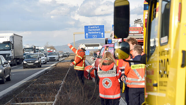 Rettungskräfte sichern eine Unfallstelle auf der Autobahn A5 – bei einem schweren Verkehrsunfall kamen hier 2018 mindestens vier ...
