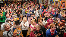 Volles Haus: Beim (vorerst) letzten Tiroler Gschwätz der Singener Narrengemeinde Tiroler Eck feiert das Publikum die Darsteller auf der ...