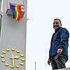Er schaut nach oben: Oberministrant Jonas Teige und seine Kollegen haben am Glockenturm der St. Meinradkirche in Radolfzell die Farben ...