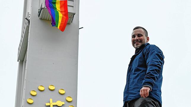 Er schaut nach oben: Oberministrant Jonas Teige und seine Kollegen haben am Glockenturm der St. Meinradkirche in Radolfzell die Farben ...