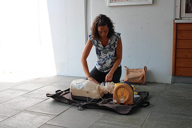 Johanna Ziegler demonstriert, wie ein Laien-Defibrillator eingesetzt wird.