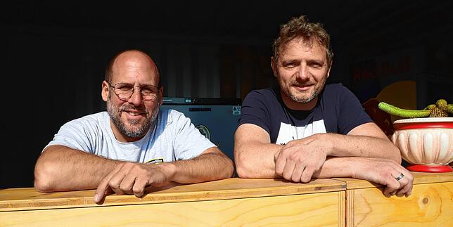 Die Strandbarbetreiber (von links): Kay Brüggemann, Geschäftsführer Bonanza-Events, und Tino Schumann vom Gasthaus Adler in Allmannsdorf.