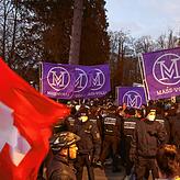 Eine Gruppe von etwa 40 Personen aus der Schweiz wurde aufgrund Nichteinhaltung der Maskenpflicht von Einsatzkräften der Polizei von der ...