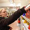Andrea Fleckner aus Engen in einem Supermarkt im Kanton Aargau während der Stillen Stunde.