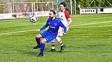 Matchwinner: Michael Flad (vorn, gegen Weilheims Lucca Flum) sicherte dem TuS Efringen-Kirchen in der Nachspielzeit den wichtigen ...