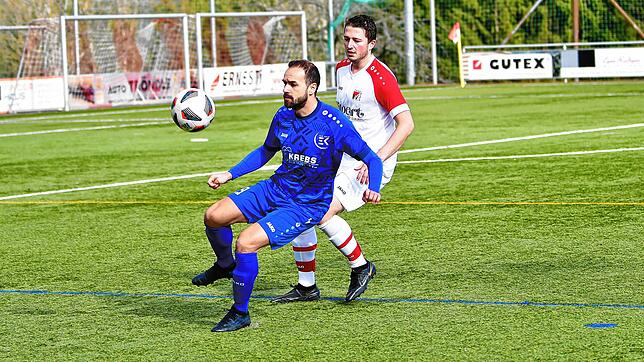 Matchwinner: Michael Flad (vorn, gegen Weilheims Lucca Flum) sicherte dem TuS Efringen-Kirchen in der Nachspielzeit den wichtigen ...