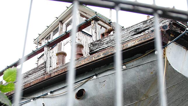 Auf einem Werftgelände der Bodensee-Schiffsbetriebe im Konstanzer Hafen steht seit 14 Jahren ein früherer Lastensegler, der als ...