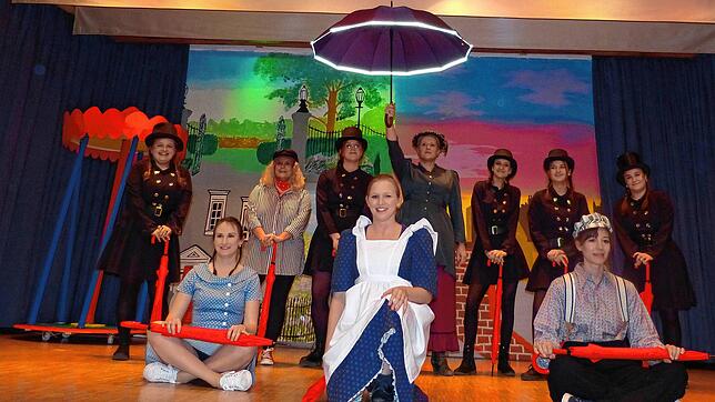 Mary Poppins stattete Heiligenberg beim Bunten Abend der Wolkenschieber einen Besuch ab. Da passte alles: Musik, Kostüme und Bühnenbild.