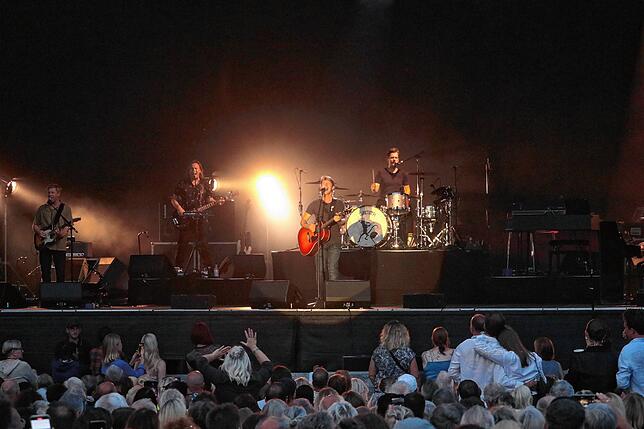 Bild 27: James Blunt begeistert Fans im Salemer Schlosspark