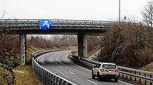 Unbekannte haben an der Brücke der Kindlebildstraße über die Westtangente am Stadtrand von Konstanz eine Fahne aufgehängt, die eine auf ...