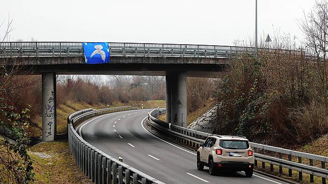 Unbekannte haben an der Brücke der Kindlebildstraße über die Westtangente am Stadtrand von Konstanz eine Fahne aufgehängt, die eine auf ...