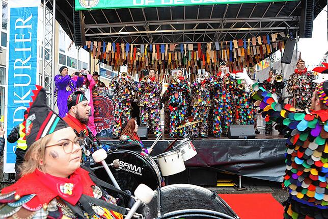 Bild 4: Schmotziger Dunschtig in Konstanz: Fasnacht mit Musik, Hästrägern und buntem Treiben - Die Bilder!