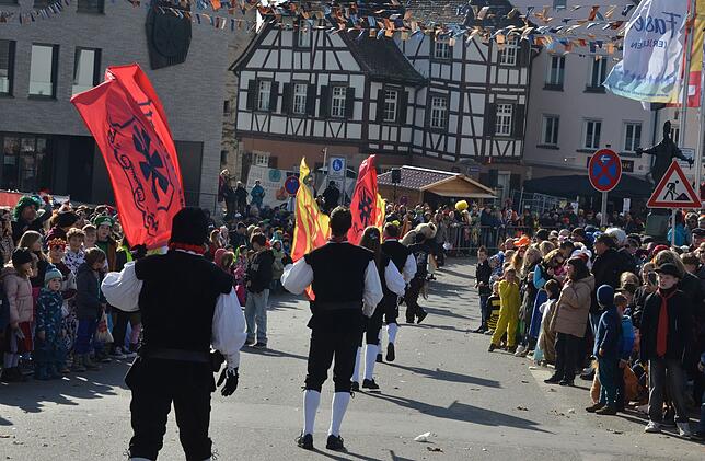 Bild 35: Bunte Fasnachtsfreude beim Narrensprung 2025