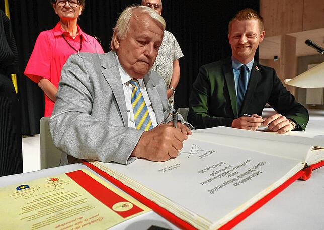 Bild 13: Festakt 50 Jahre Städtepartnerschaft in der Markolfhalle