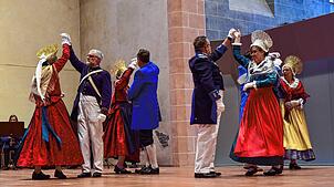 Österreichische Tänze in Villinger Tracht präsentiert eine Tanzgruppe der Stadt- und Bürgerwehrmusik mit Trachtengruppe bei einem ...
