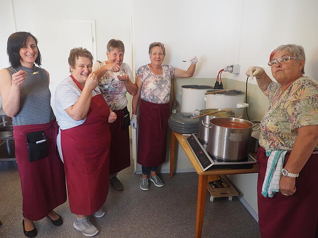 Beim Abschmecken: Marta Kümmerle, Ulrike Lauber, Beate Ritzi, Hannelore Hör-Hanselmann und Traudl Ritter (v.l.).