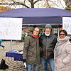 Sie freuen sich am Wochenmarkt-Stand, dass eine konzertierte Aktion gegen rechte Parolen, die eine Gottmadinger Familie in ...