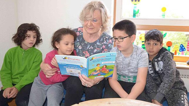 Omar, Safa, Irma und Subhanulla genießen es, wenn Lesepatin Hannelore Schooren ihnen vorliest.