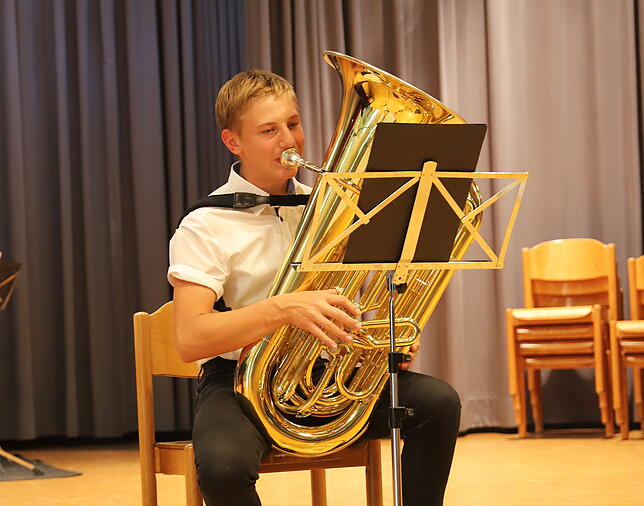 An der Tuba wird der 13-jährige Tim Ruther unterrichtet.