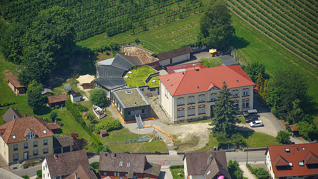 Der Bolzplatz kommt nun zwischen Schule und Kindergartenanbau (Mitte). Hinter der Wand des Anbaus schlafen zwar mittags Kinder, doch in ...