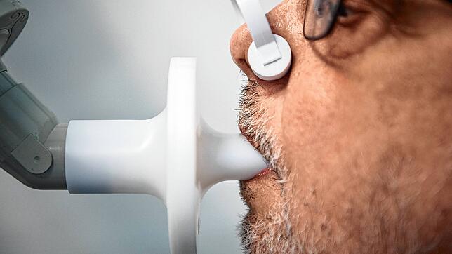 Ein Patient sitzt in einer Klinik am Teutoburger Wald in Niedersachsen, in der Long-Covid-Patienten behandelt werden, zur Überprüfung ...