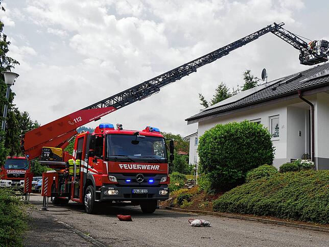 Ein umgestürzter Baum hat das Dach eines Hauses in der Eichendorffstraße in Engen stark beschädigt.