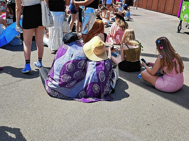Bei 30 Grad versuchen die Swifties, sich vor der Sonne schützen.