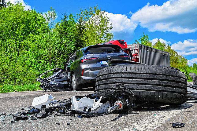 Trümmerteile liegen auf der Fahrbahn.