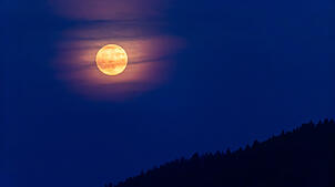 Der „Erdbeermond“ ist am 10. Juni über dem Schluchsee zu sehen. Der Juni-Vollmond hat diesen besonderen Namen nicht wegen der Farbe.