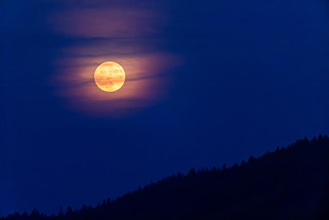 «Erdbeermond» Der „Erdbeermond“ ist am 10. Juni über dem Schluchsee zu sehen. Der Juni-Vollmond hat diesen besonderen Namen nicht wegen der Farbe.