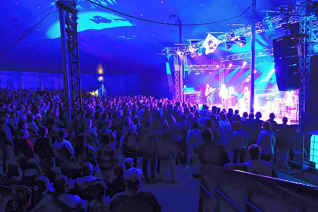 Das große Zelt ist zur Festival-Nacht ausverkauft.