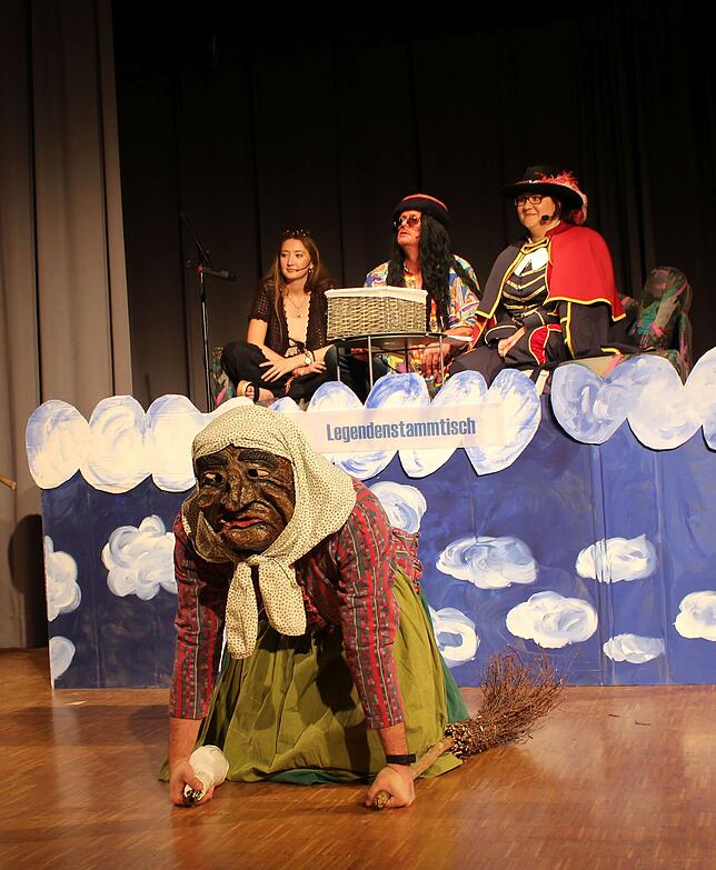 Von ihrer Wolke aus begutachten Janis Joplin (Leonie Matuschewitz), Bob Marley (Marcus Gabele) und Paul Kerle (Katharina Splinter) die ...