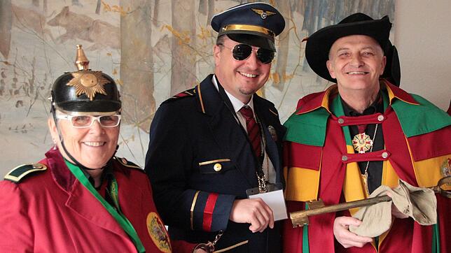 Narrenpolizistin Beatrix I. hat Bürgermeister Adrian Schmidle (Mitte) Handschellen angelegt. Er übergibt Rathausschlüssel und ...