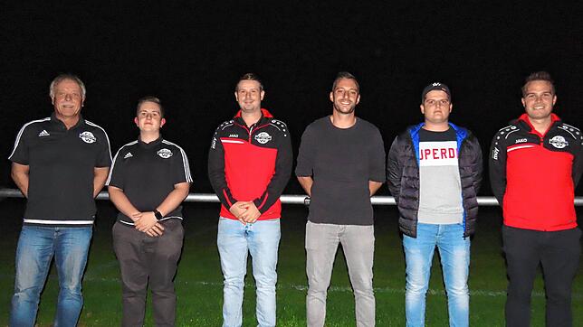 Die neue Vereinsspitze des FC Wallbach ASV (von links): Vorsitzender und Präsident Peter Weiß, der zweite und Hauptkassierer Andreas ...