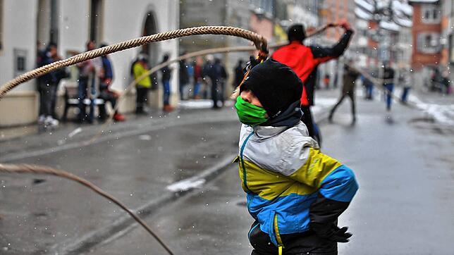 Beim Einschnellen mit Mundschutz und Karbatsche in der Münsterstraße.