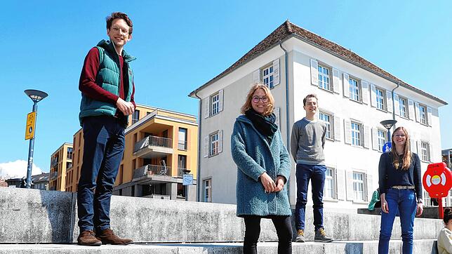 Können dem voraussichtlich ab Ende April in Konstanz geltenden Musik- und Spielverbot nicht viel abgewinnen (von links): Die Studenten ...
