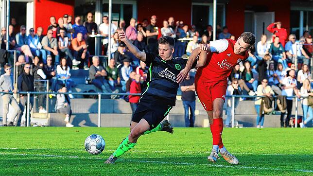 Der SV Deggenhausertal (Vincent Mager, rechts) musste eine bittere 0:4-Niederlage gegen den FC Steißlingen (Paul Baumann) hinnehmen.