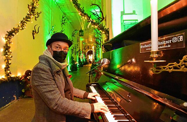 Für stimmungsvolle Live-Musik im Gang zur Anspannhalle sorgt Musiker Sebastian Schnitzer.