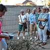 Monika Gehweiler zeigt den SÜDKURIER-Lesern bei der Führung die neuen Klinker für die Fassade des Rathauses.