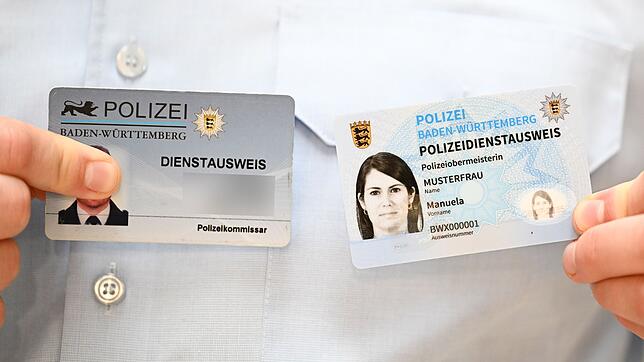 Derzeit gibt es zwei gültige Versionen des Polizeiausweises: die alte und die neue, die gerade eingeführt wird. (Archivfoto)